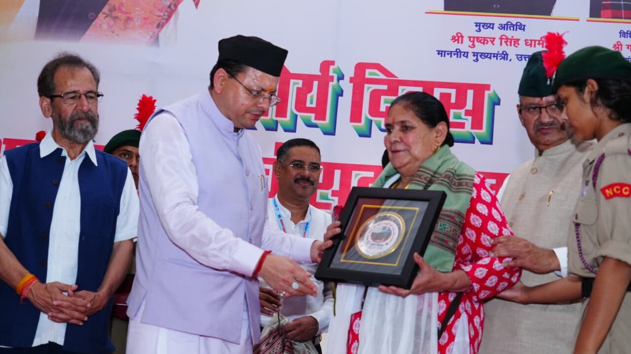 मुख्यमंत्री ने कारगिल विजय दिवस पर शहीद स्मारक पर पुष्पचक्र अर्पित कर कारगिल के अमर शहीदों को भावभीनी श्रद्धांजलि दी