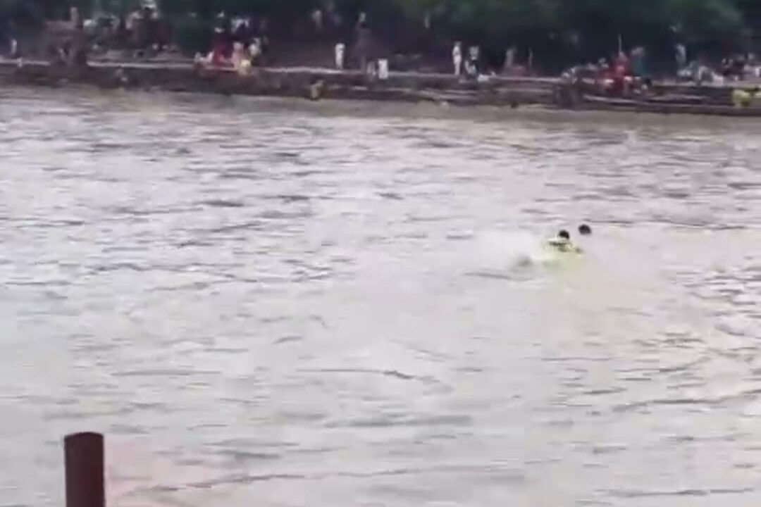 कांवड़ यात्रा के दौरान गंगा में डूबने लगा श्रद्धालु, SDRF ने बचाई जान