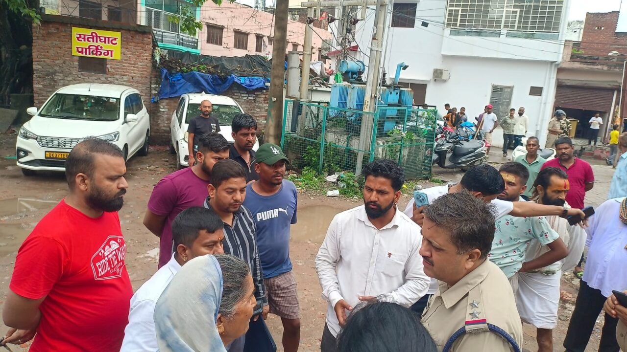 कनखल के सती घाट पर पार्किंग व फूल फरोशी करने वालों के कारण भीड़ का दबाव बढ़ने से यातायात में परेशानी होती रहती है।