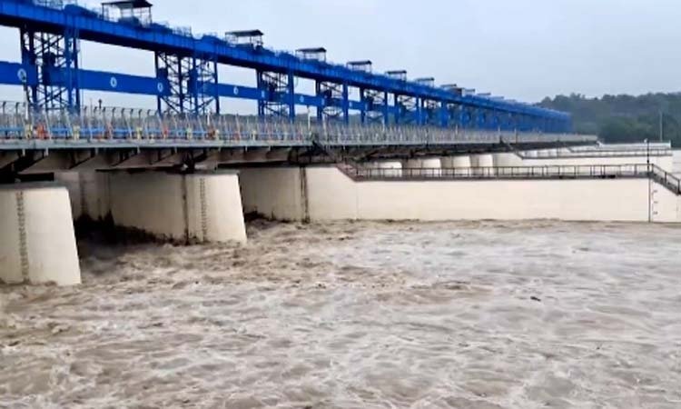 हरिद्वार में गंगा का जलस्तर चेतावनी निशान पार, खतरे के निशान से महज 50 सेंटीमीटर नीचे बह रही गंगा