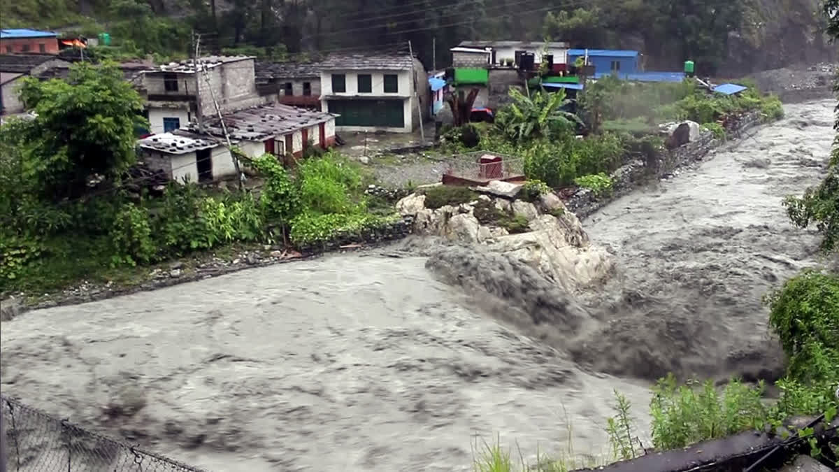 तिब्बत की ओर से आई बाढ़ के कारण उत्तरी नेपाल में भारी तबाही, 105 भारतीय लापता