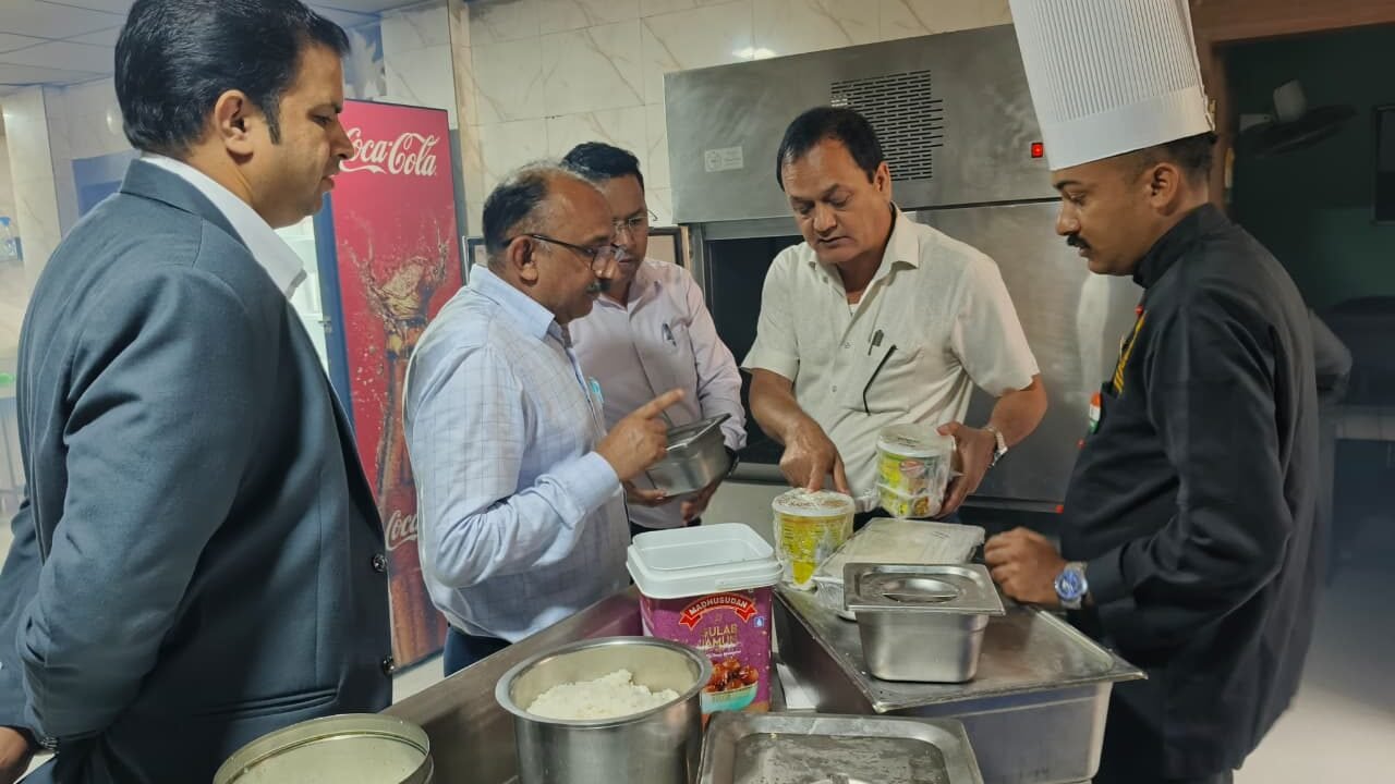 खाद्य सुरक्षा टीम ने भूपतवाला, बहादराबाद एवं सिडकुल क्षेत्र में होटल एवं रेस्टोरेंटों का किया औचक निरीक्षण