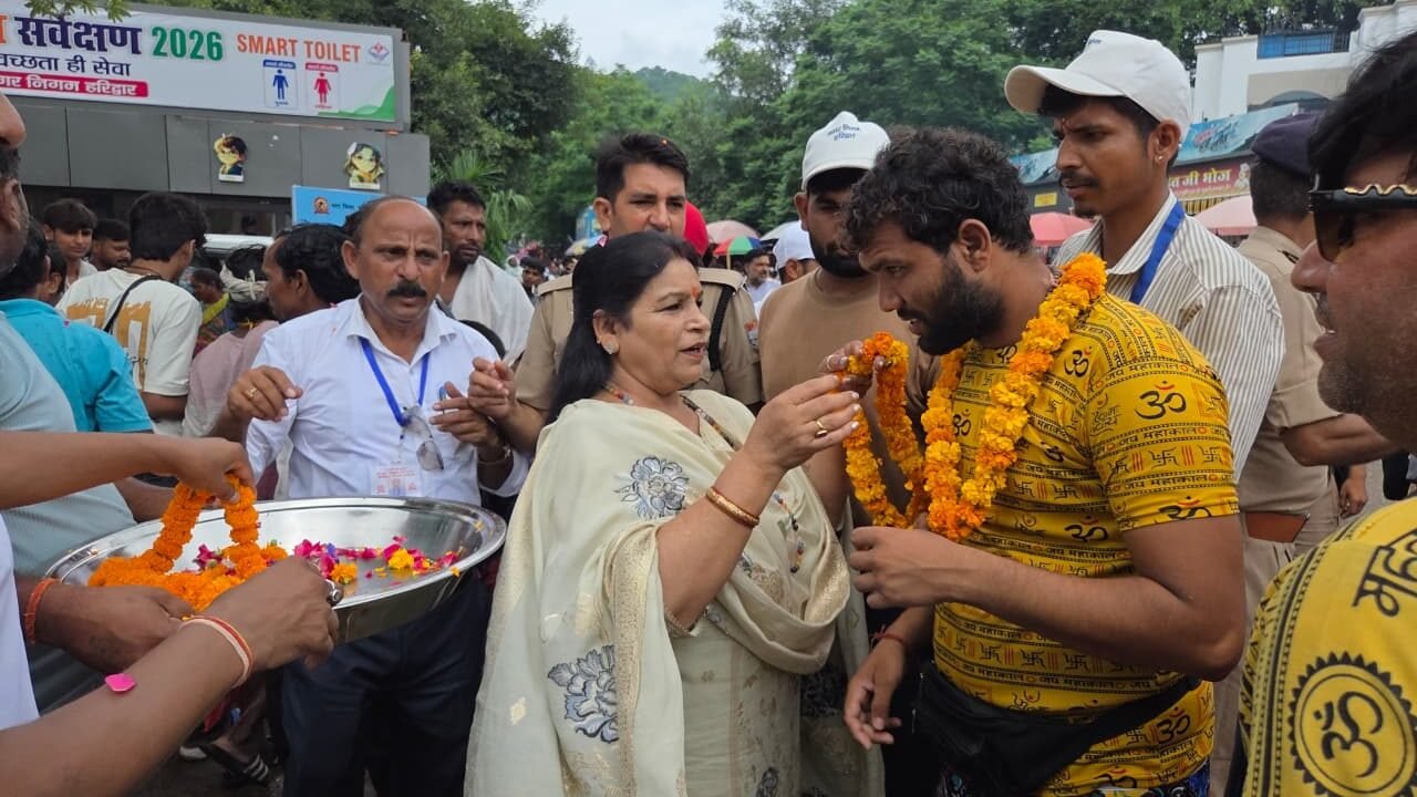 महापौर किरण जैसल ने सीसीआर चौक पर शिवभक्तों पर की पुष्पवर्षा, फल वितरित कर किया स्वागत