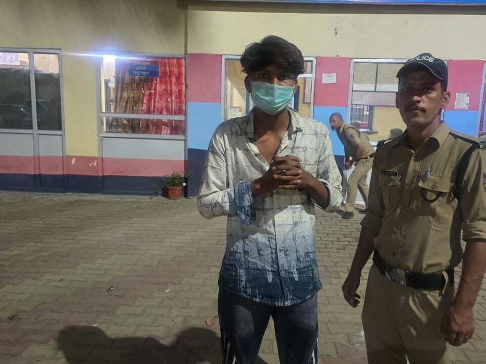 कार की टक्कर एक कांवर से हो जाने पर कांवरियों ने उपद्रव काटा कार को क्षतिग्रस्त किया एक युवक को पुलिस ने हिरासत में लिया