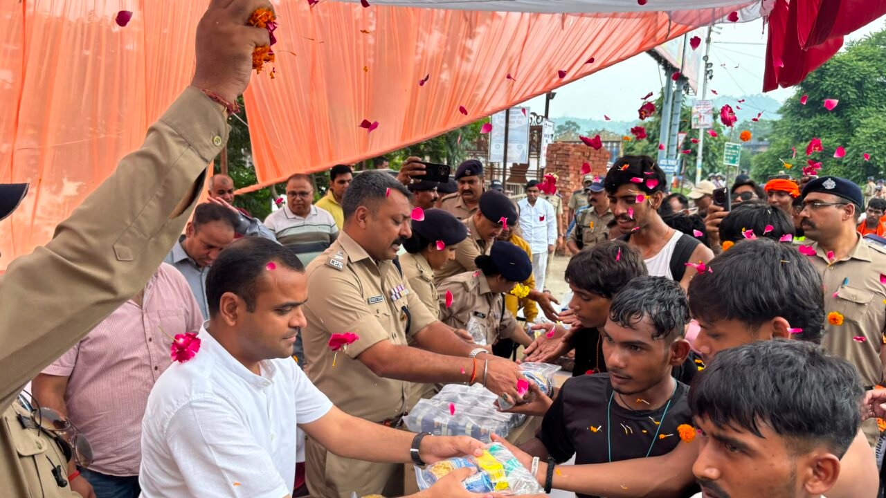 जिलाधिकारी मयूर दीक्षित एवं वरिष्ठ पुलिस अधीक्षक नवनीत सिंह भुल्लर ने शंकराचार्य चौक पर शिवभक्त कांवड़ियों का फूल-मालाओं से स्वागत कर फल एवं जूस वितरित किए