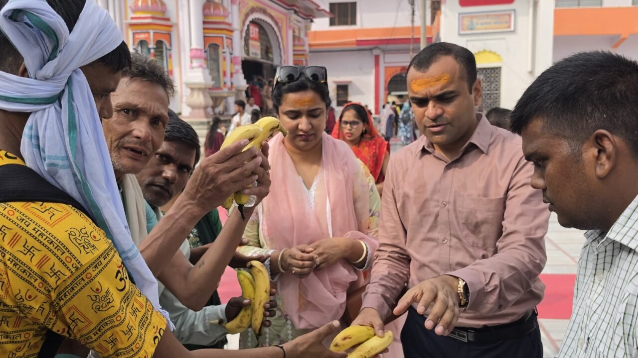 सावन के पहले सोमवार पर जिलाधिकारी मयूर दीक्षित ने सपत्नी दक्षेश्वर महादेव में किया जलाभिषेक