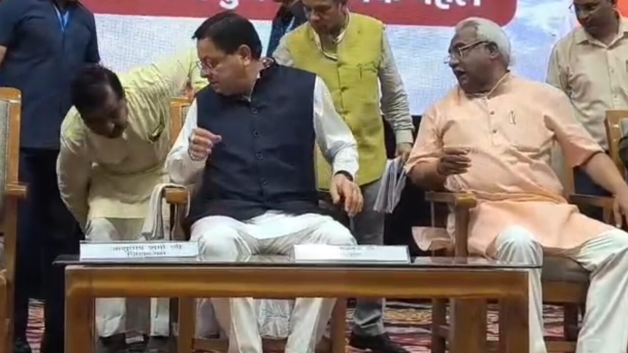 हरिद्वार में मुख्यमंत्री पुष्कर सिंह धामी की उपस्थिति में हुए एक कार्यक्रम में रानीपुर विधायक आदेश चौहान के लिए मंच पर न तो कुर्सी थी, आमंत्रण भी नही दिया गया था