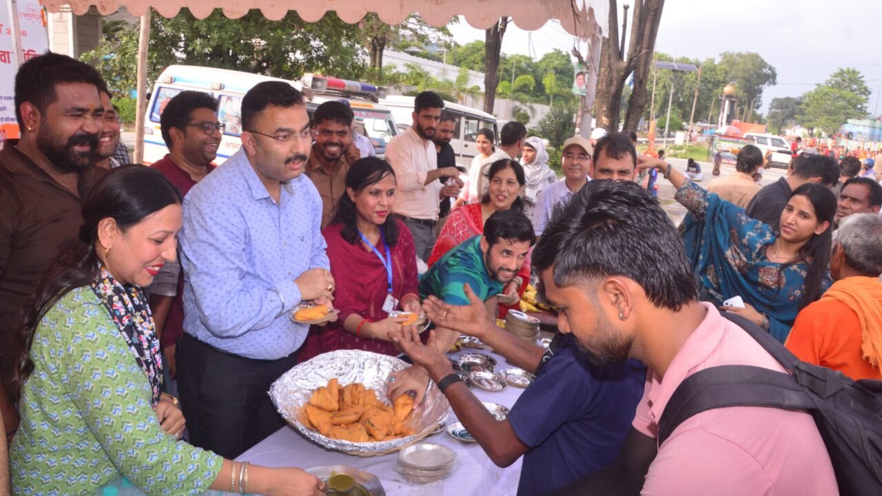 उपाध्यक्ष हरिद्वार-रूड़की विकास प्राधिकरण महोदया के निर्देशन में कांवड मेला-2026 में हरिद्वार से गंगा जल लेकर अपने गंतव्य को प्रस्थान करने वाले कांवडियों को जल-पान, प्रसाद वितरण किया गया