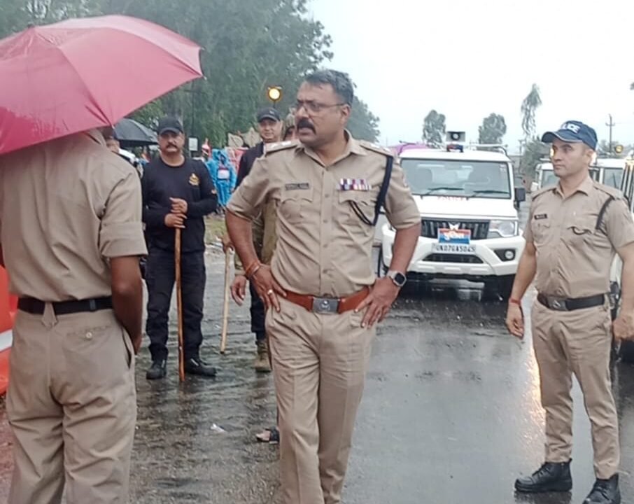 हरिद्वार भारी बारिश के बीच जिलाधिकारी मयूर दीक्षित एवं एसएसपी नवनीत सिंह द्वारा कावड़ मेला सकुशल संपन्न कराए जाने हेतु किया गया देहात क्षेत्र का भ्रमण