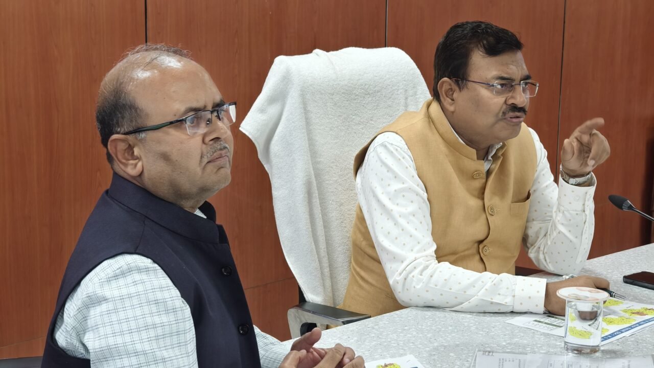 मुख्य सचिव आनंद बर्द्धन ने गुरुवार को राज्य आपातकालीन परिचालन केंद्र पहुंचकर प्रदेश में लगातार हो रही वर्षा के कारण उत्पन्न स्थिति की विस्तृत समीक्षा की