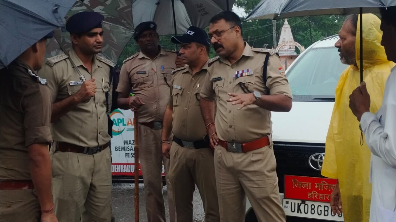 जिलाधिकारी मयूर दीक्षित एवं वरिष्ठ पुलिस अधीक्षक नवनीत सिंह भुल्लर ने संबंधित अधिकारियों को दिए निर्देश— मानक के विपरीत नियमों का पालन न करने वाले डीजे एवं कांवड़ को किसी भी दशा में जनपद में प्रवेश न दिया जाए