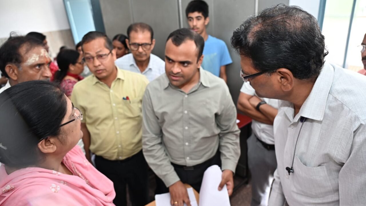 जिला निर्वाचन अधिकारी मयूर दीक्षित ने कई बूथों का किया निरीक्षण