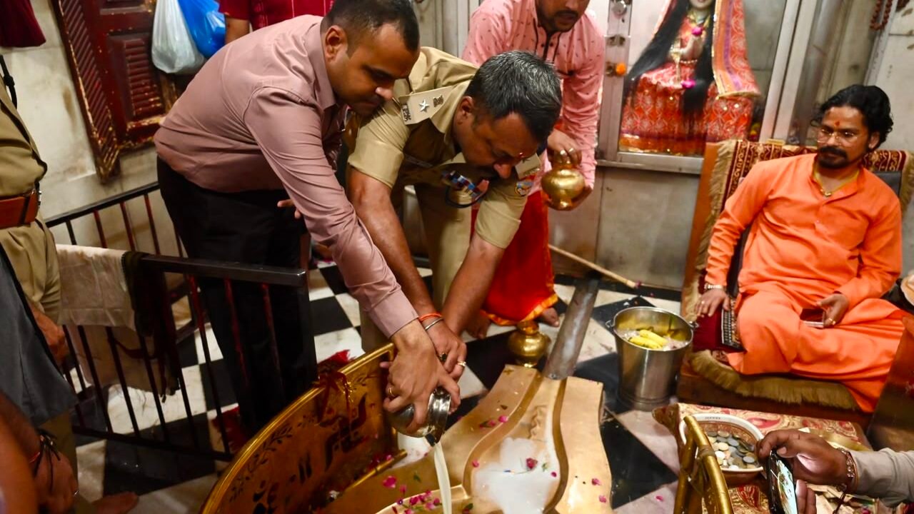 कांवड़ मेला सकुशल संपन्न होने पर डीएम-एसएसपी ने हरकी पैड़ी पर गंगा पूजन कर दक्षेश्वर महादेव का किया जलाभिषेक
