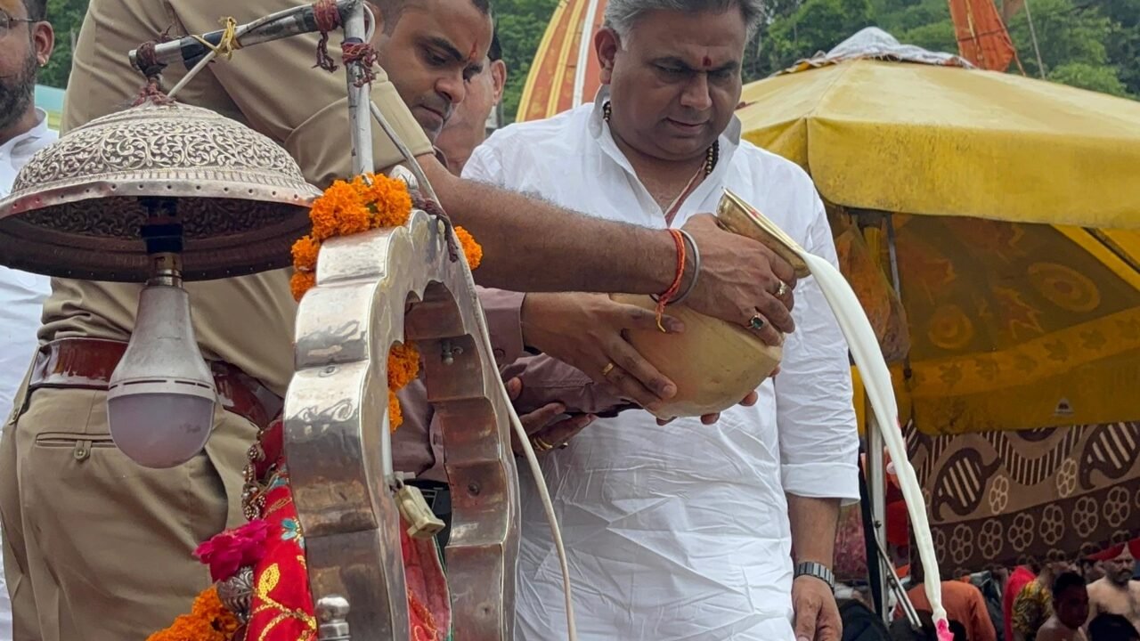 कावड़ मेले के सकुशल संपन्न होने पर जिलाधिकारी व वरिष्ठ पुलिस अधीक्षक के अलावा एसपी यातायात व एसपी सिटी ने की गंगा पूजा व हरकी पौड़ी से पवित्र गंगा जल लेकर कनखल स्थित दक्ष मंदिर पर किया जलाभिषेक