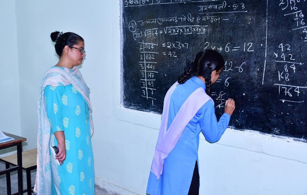 जिलाधिकारी ने इंटर कॉलेज रवाईखाल का किया निरीक्षण, विद्यार्थियों से संवाद कर जानी समस्याएं