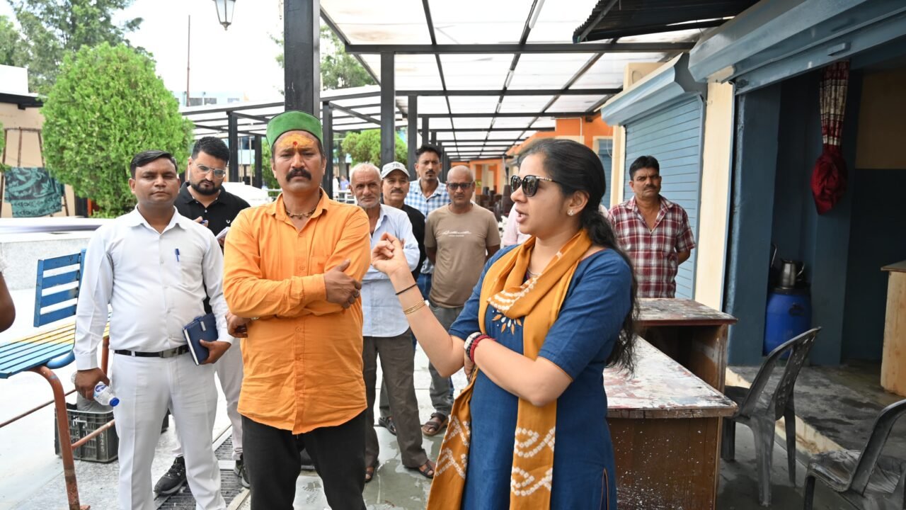 फर्नीचर मार्केट और कवर्ड मार्केट में अव्यवस्थाओं पर जिलाधिकारी ने जताई नाराजगी, सुधार कार्यों में तेजी लाने के निर्देश