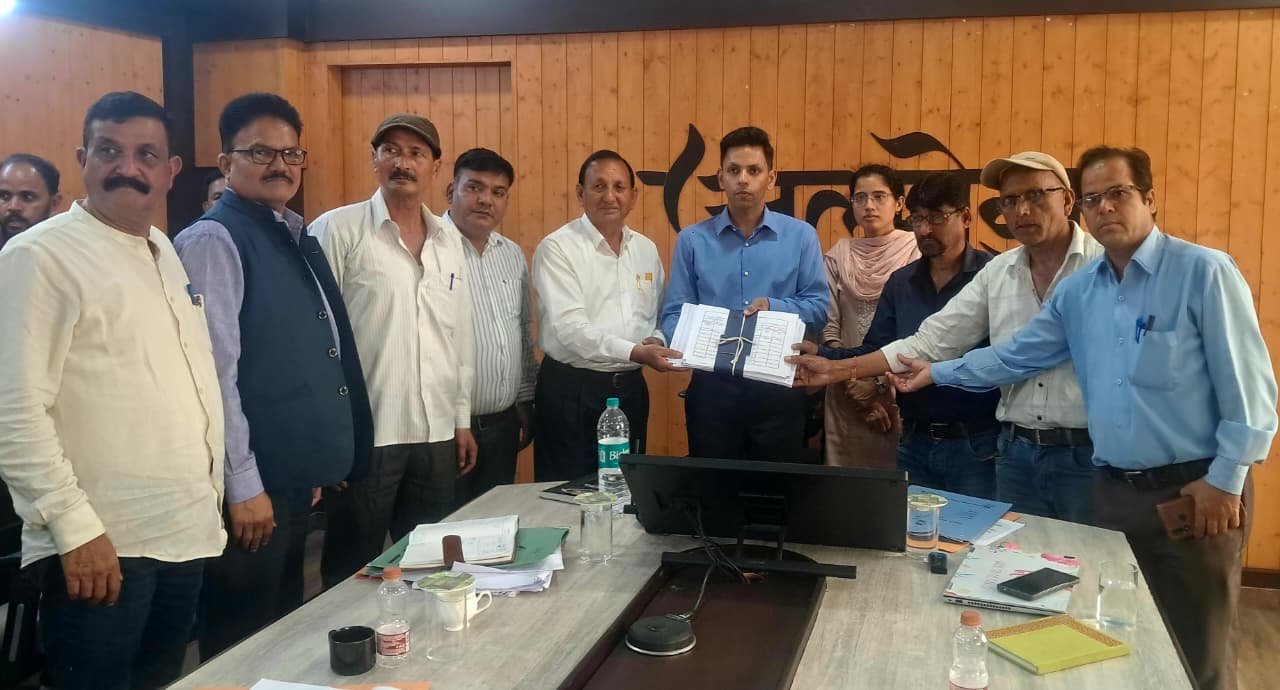 जिलाधिकारी अंशुल सिंह की अध्यक्षता में आज कलेक्ट्रेट सभागार में विशेष गहन पुनरीक्षण (एसआईआर) के प्रभावी एवं सफल क्रियान्वयन को लेकर जनपद के समस्त मान्यता प्राप्त राजनीतिक दलों एवं उनके द्वारा नामित बीएलए-1 के साथ महत्वपूर्ण बैठक आयोजित की गई