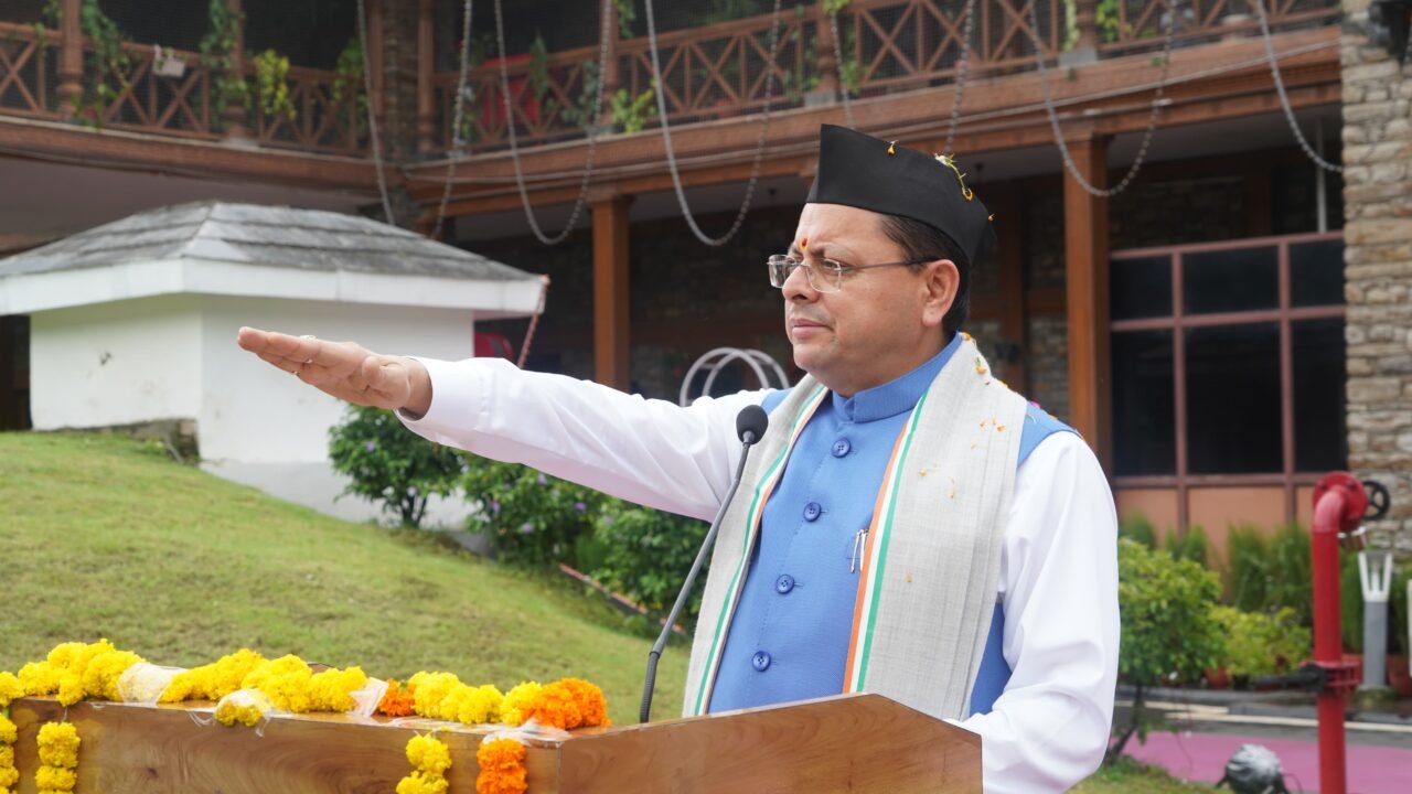 मुख्यमंत्री धामी ने मुख्यमंत्री आवास में किया ध्वजारोहण, प्रदेशवासियों को दी स्वतंत्रता दिवस की शुभकामनाएं
