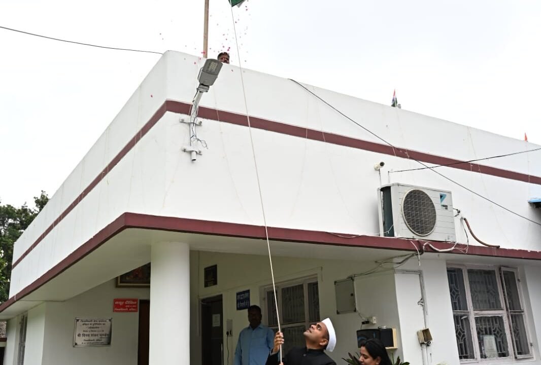 हरिद्वार जिलाधिकारी मयूर दीक्षित ने जिला कार्यालय परिसर में किया ध्वजारोहण