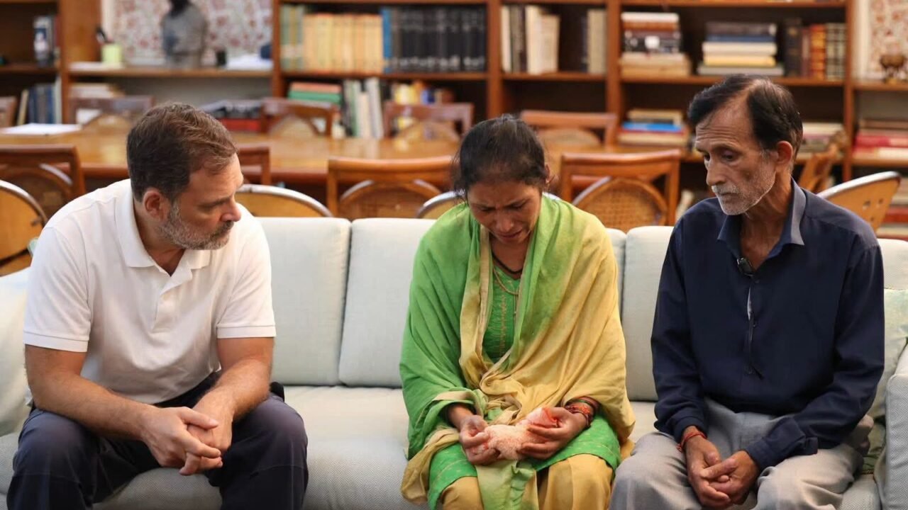 उत्तराखंड की स्वर्गीय अंकिता भंडारी के माता-पिता राहुल गांधी से मिले दिल्ली में 45 मिनट तक हुई बातचीत।