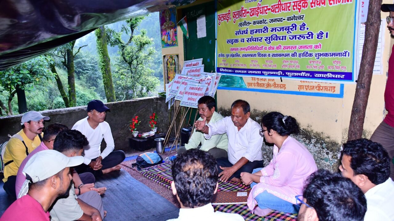 जिलाधिकारी ने फुलवारी पहुंचकर संघर्ष समिति से की वार्ता, मांगों पर शासन स्तर पर प्रभावी पैरवी का दिया भरोसा