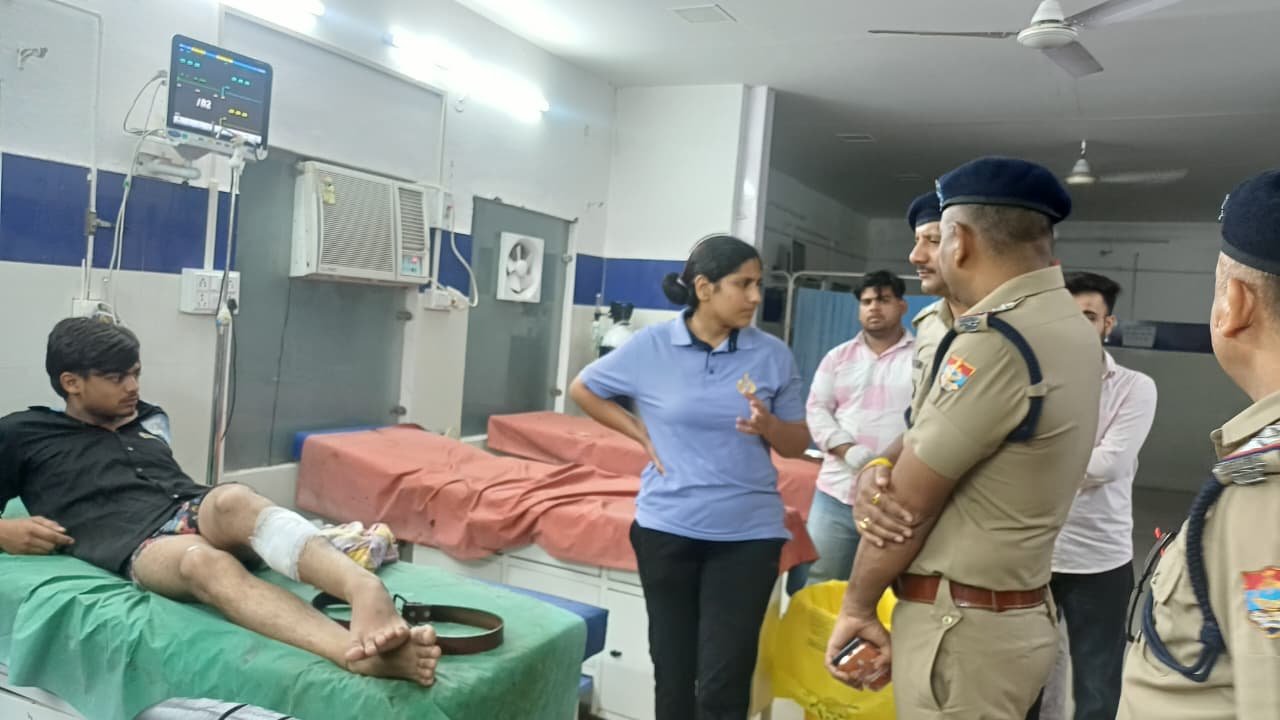 पुलिस अधीक्षक अपराध निशा यादव एवं पुलिस अधीक्षक ग्रामीण द्वारा अस्पताल में ली गयी अभियुक्त से जानकारी