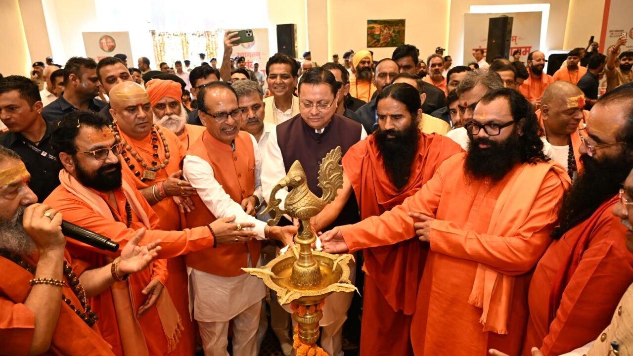 हरिद्वार: संत समागम में ‘एक राष्ट्र-एक चुनाव’ पर संवाद में केंद्रीय मंत्री श्री शिवराज सिंह चौहान और मुख्यमंत्री धामी ने की सहभागिता