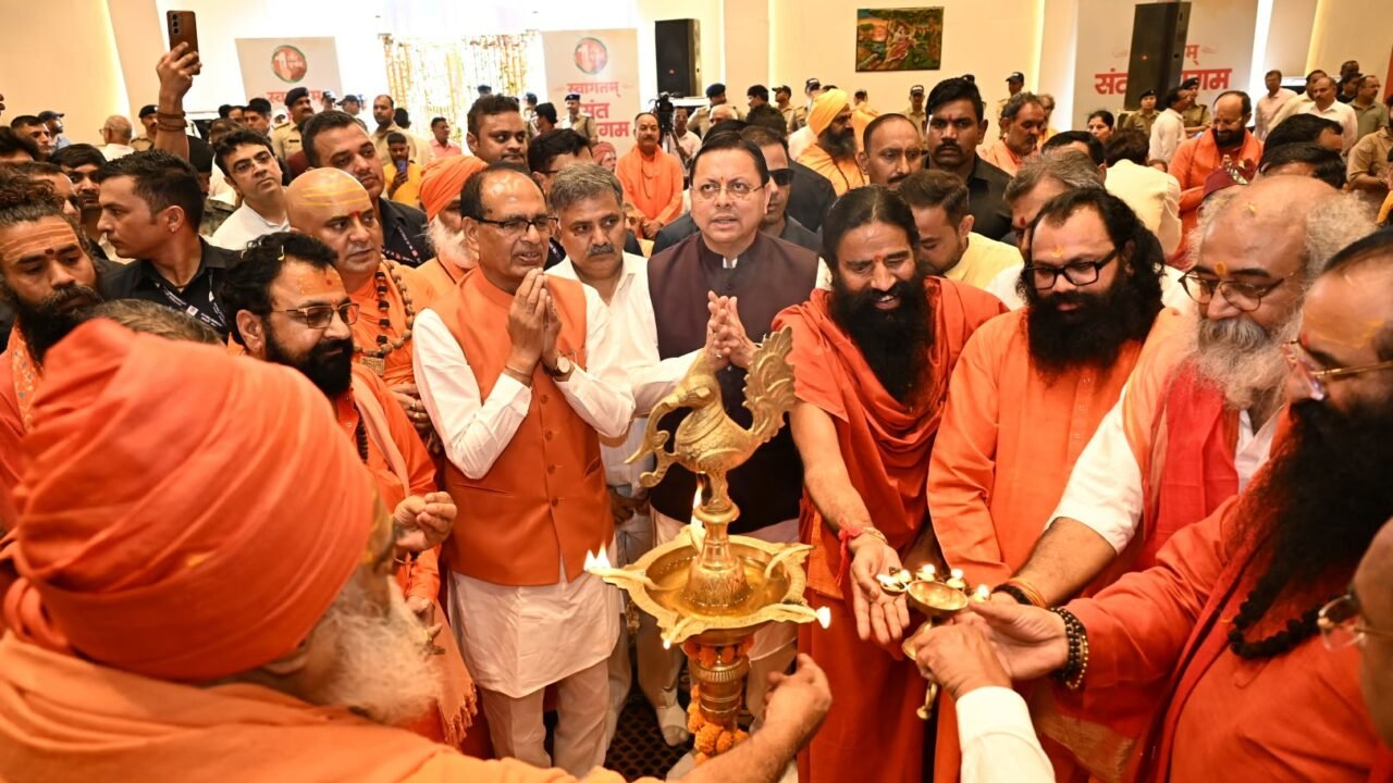 हरिद्वार में संत समागम में ‘एक राष्ट्र-एक चुनाव’ पर संवाद में केंद्रीय मंत्री श्री शिवराज सिंह चौहान और मुख्यमंत्री श्री पुष्कर सिंह धामी ने की सहभागिता