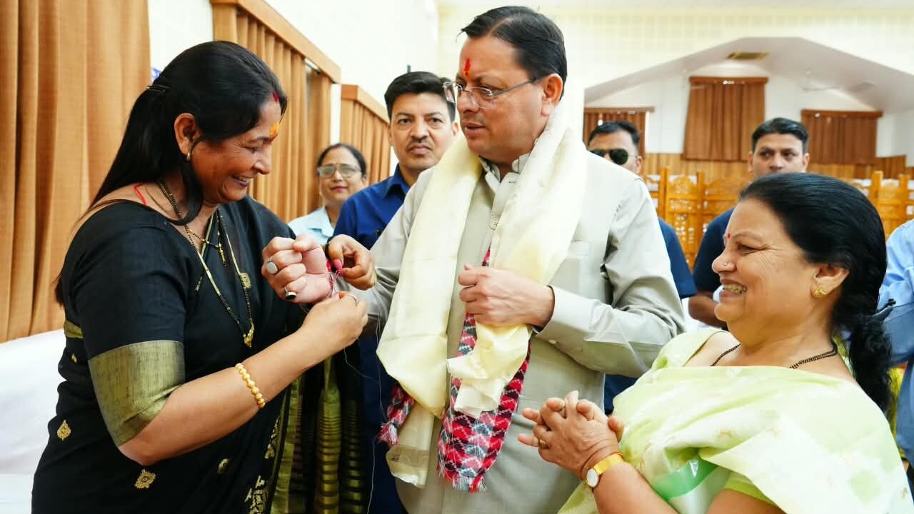 मुख्यमंत्री को महिलाओं ने बांधा रक्षा सूत्र, मुख्यमंत्री ने दी सभी को रक्षा बन्धन की शुभकामनाएं