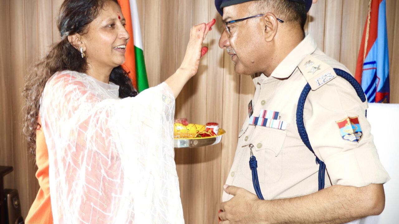 रक्षाबंधन से पहले बहनों का स्नेह बना चमोली पुलिस का हौसला, कलाई पर सजी प्यार की राखी