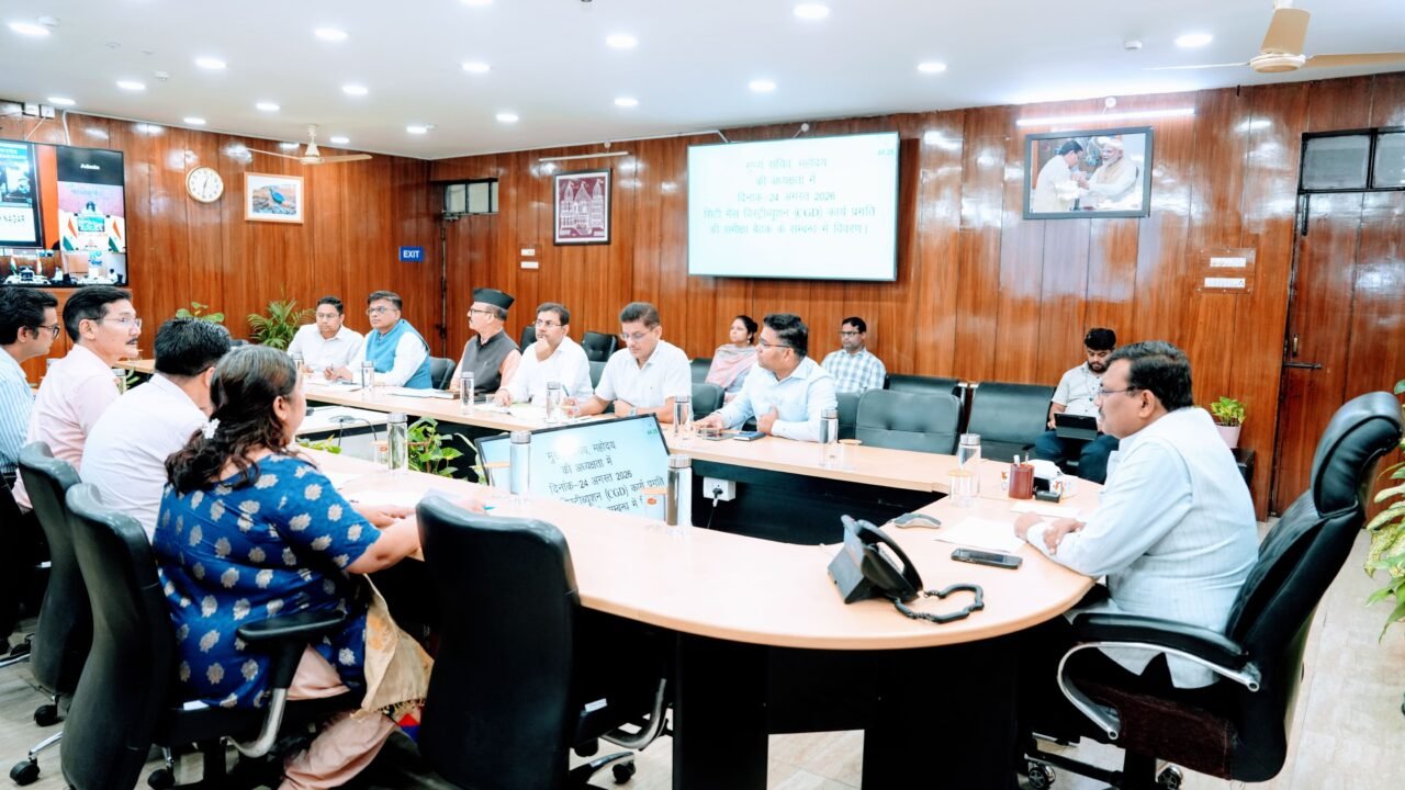 आनन्द बर्द्धन ने सोमवार को सचिवालय में प्रदेश में बिछाई जा रही पाइप्ड नेचुरल गैस (पीएनजी) पाइपलाइन और कनेक्शन के कार्यों की प्रगति की समीक्षा की
