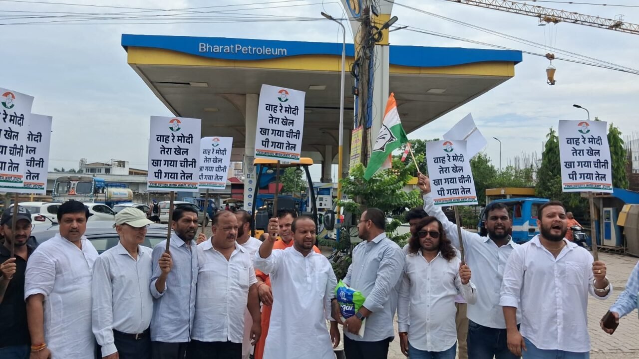 जिला महानगर कांग्रेस कमेटी हरिद्वार ने कनखल में रामदेव की पुलिया से चौक बाजार कनखल तक चीनी के दामों में बढ़ोतरी के विरोध में केंद्र की मोदी सरकार के खिलाफ प्रदर्शन किया