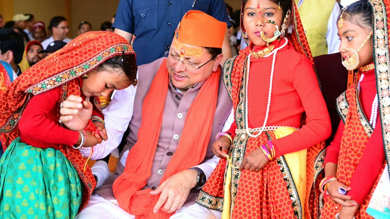 देवीधुरा में फलों-फूलों से बरसी बग्वाल, ऐतिहासिक पाषाण युद्ध के साक्षी बने लाखों श्रद्धालु