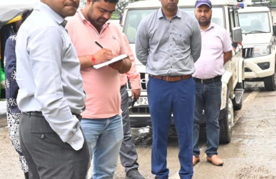 सड़कों को गड्ढामुक्त करने के लिए जिलाधिकारी मयूर दीक्षित उतरे धरातल पर