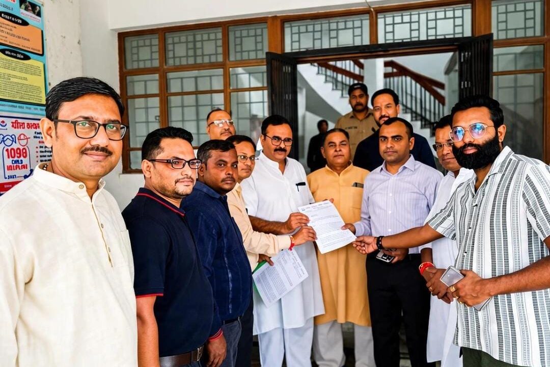 कांग्रेस पदाधिकारियों और कार्यकर्ताओं ने राष्ट्रीय प्रवक्ता श्री आलोक शर्मा के नेतृत्व में नवोदय नगर, (रानीपुर विधान सभा) क्षेत्र में मुख्य मार्ग की जर-जर हालत की व्यवस्था सुधारने और मार्ग के किनारे अवरुद्ध पडी जल निकासी व्यवस्था के निस्तारण के लिए जिलाधिकारी हरिद्वार को एक ज्ञापन सौंपा