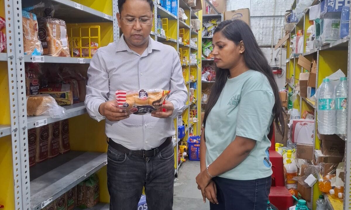 जन्माष्टमी पर्व के दृष्टिगत हरिद्वार में खाद्य सुरक्षा विभाग की बड़ी कार्रवाई, ब्लिंकिट स्टोर सहित विभिन्न प्रतिष्ठानों से 13 खाद्य नमूने जांच के लिए लिए गए*