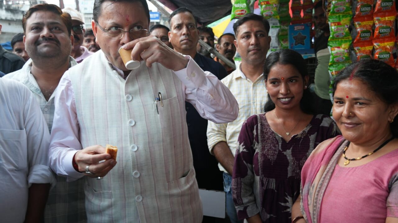 सीएम धामी ने दिया ‘लोकल फॉर वोकल’ का संदेश, मेलाघाट रोड पर पैदल चलकर मिलन डेरी में पी चाय