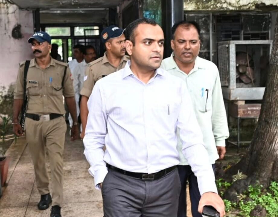 जिलाधिकारी ने किया खंड शिक्षा अधिकारी कार्यालय बहादराबाद का औचक निरीक्षण, साफ-सफाई व्यवस्था पर जताई नाराजगी