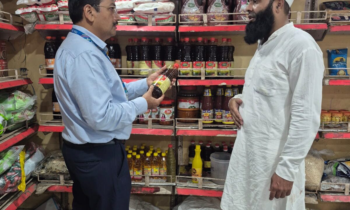 जन्माष्टमी पर्व के दृष्टिगत हरिद्वार में खाद्य सुरक्षा विभाग की बड़ी कार्रवाई, ब्लिंकिट स्टोर सहित विभिन्न प्रतिष्ठानों से 13 खाद्य नमूने जांच के लिए लिए गए