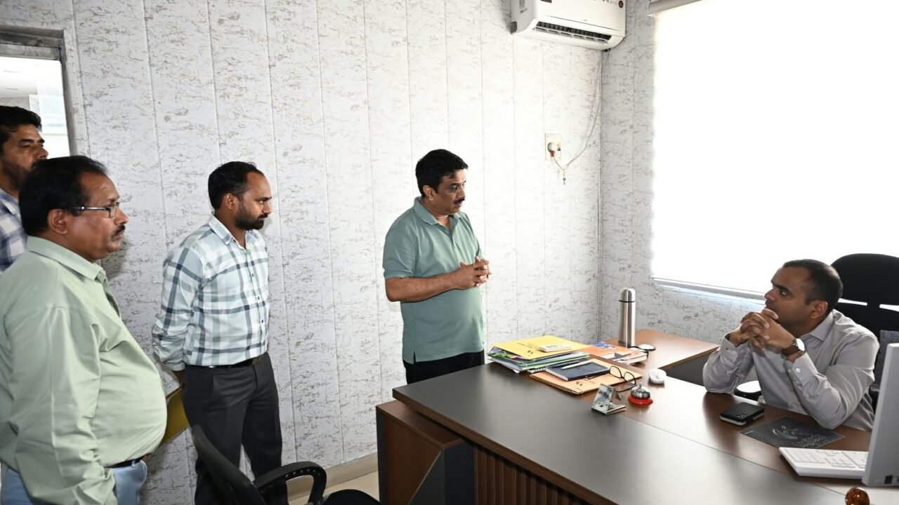 हरिद्वार: जिलाधिकारी ने जिला पर्यटन कार्यालय का किया औचक निरीक्षण
