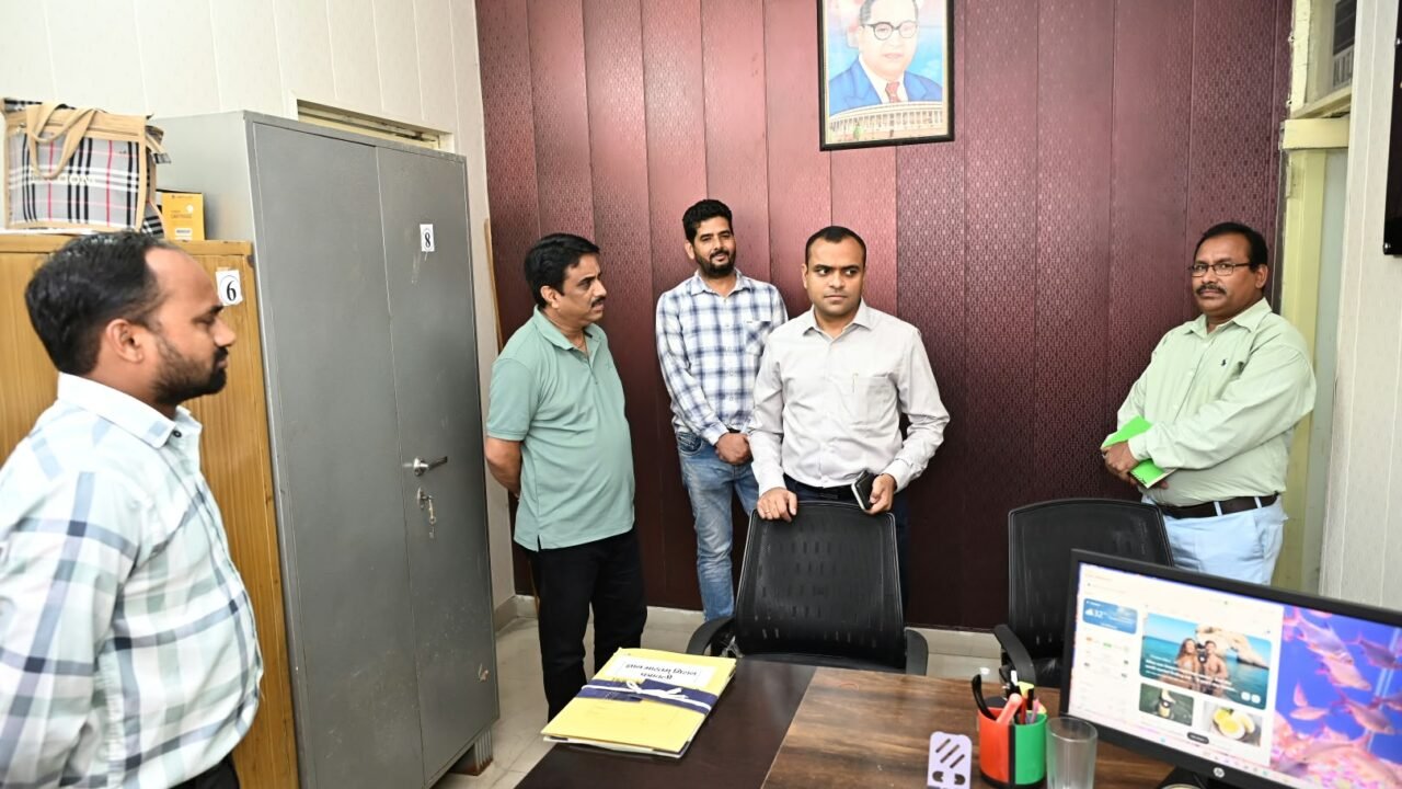 जिलाधिकारी ने जिला पर्यटन कार्यालय का किया औचक निरीक्षण, पर्यटन कार्यालय भवन एवं परिसर का लिया जायजा