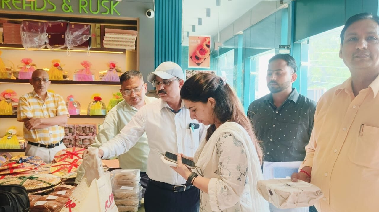 मुख्यमंत्री के निर्देशों के अनुपालन में शहर के प्रतिष्ठित प्रतिष्ठानों सहित मिठाई एवं डेयरी दुकानों पर जिला प्र्रशासन की ताबड़तोड़ छापेमारी, खाद्य पदार्थों के लिए गए सैंपल
