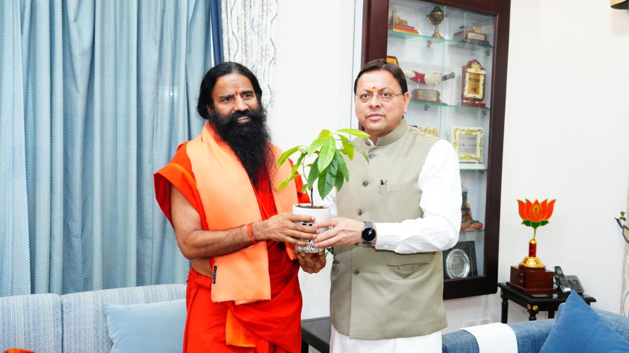 मुख्यमंत्री पुष्कर सिंह धामी से मुख्यमंत्री आवास में बाबा रामदेव ने की भेंट