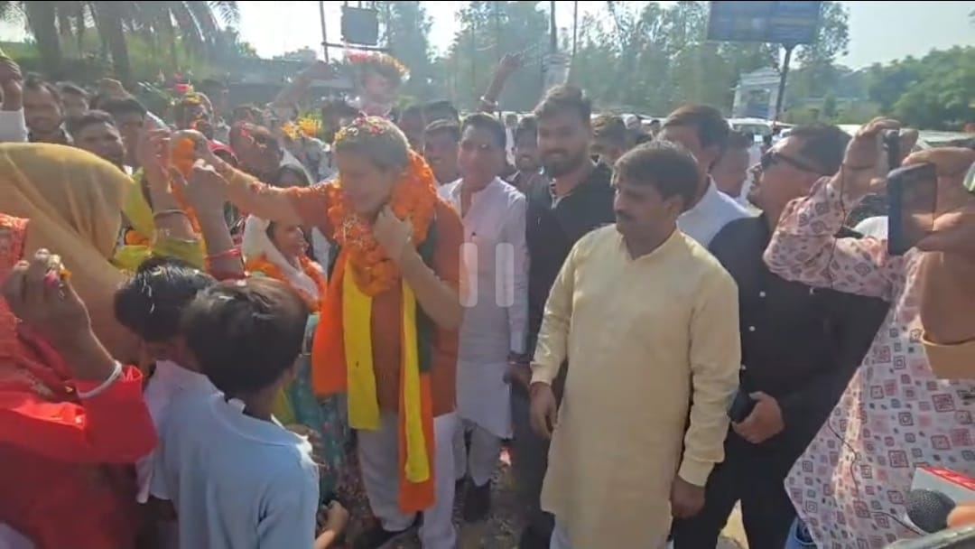 तीन महीने बाद उत्तराखंड लौटे हरीश रावत, कार्यकर्ताओं में दिखा जोश