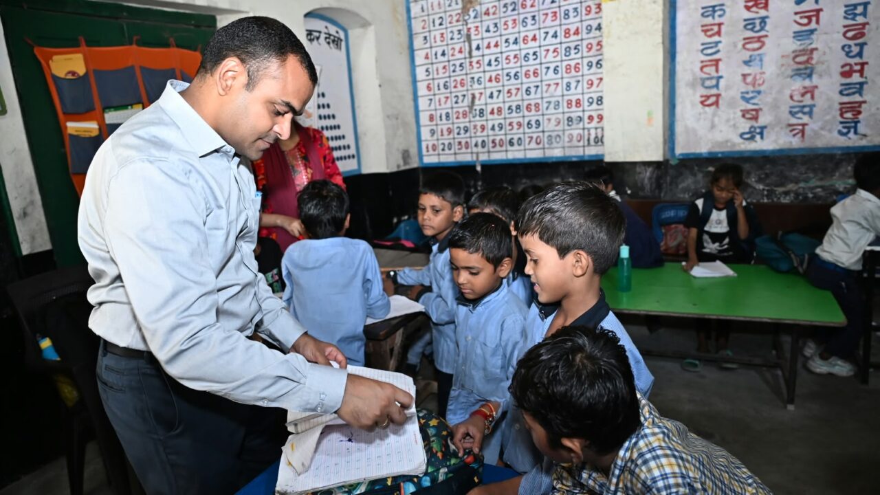 जिलाधिकारी मयूर दीक्षित ने राजकीय प्राथमिक विद्यालय नं 3, ज्वालापुर एवं राजकीय प्राथमिक विद्यालय नं 18 कनखल का औचक निरीक्षण कर शिक्षा एवं मध्याह्न भोजन की गुणवत्ता का जायजा लिया