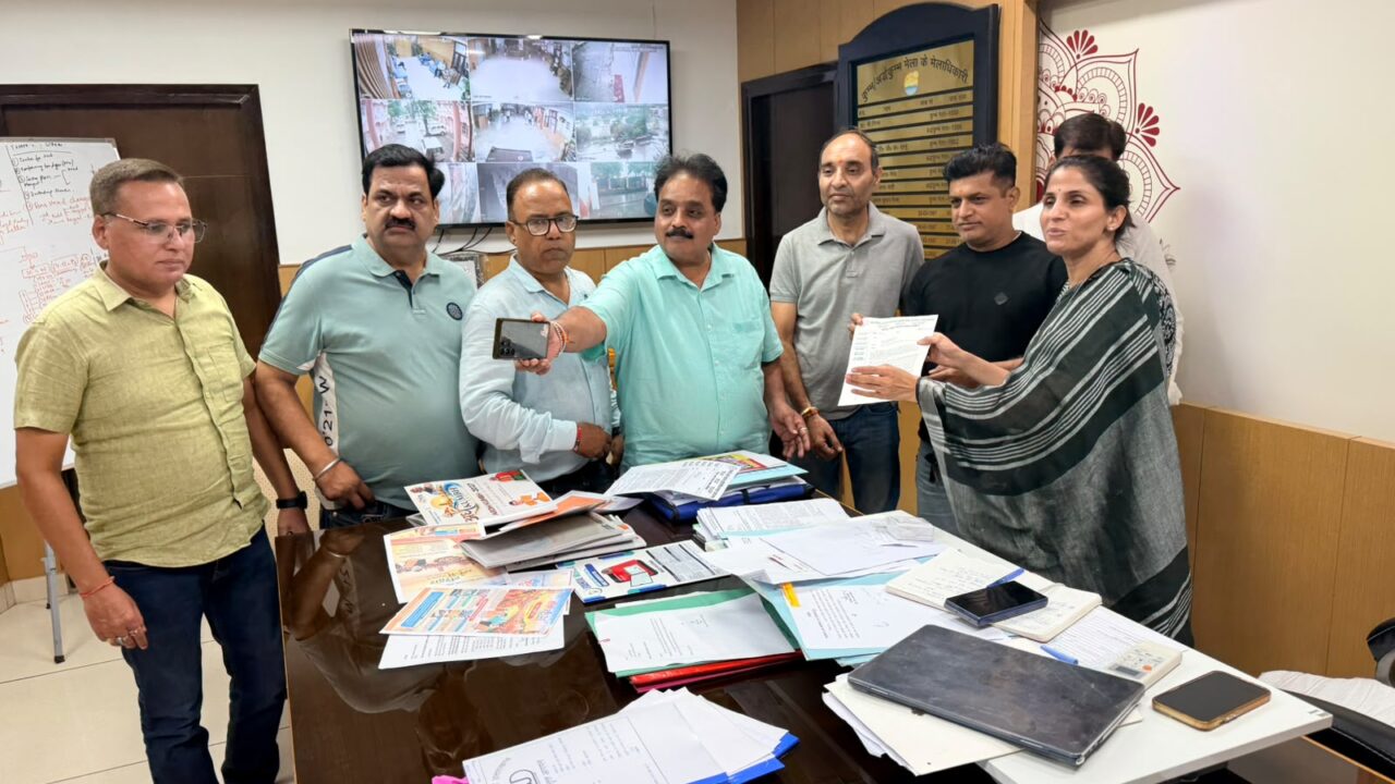 व्यापार मंडल प्रतिनिधिमंडल ने मेलाधिकारी से की भेंट, कुंभ तैयारियों पर किया विचार-विमर्श