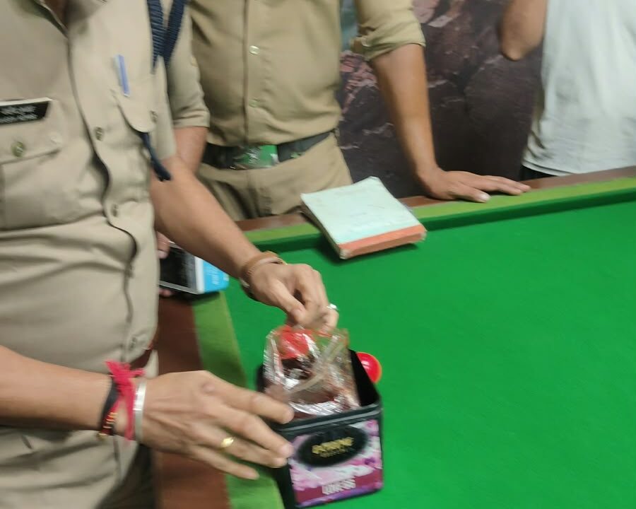 हरिद्वार पुलिस द्वारा कोतवाली गंगनहर क्षेत्रान्तर्गत होटलों मे हुक्का बार (धुम्र पान) कराते हुए 03 आरोपितों को हिरासत में लेकर किया गया चालान